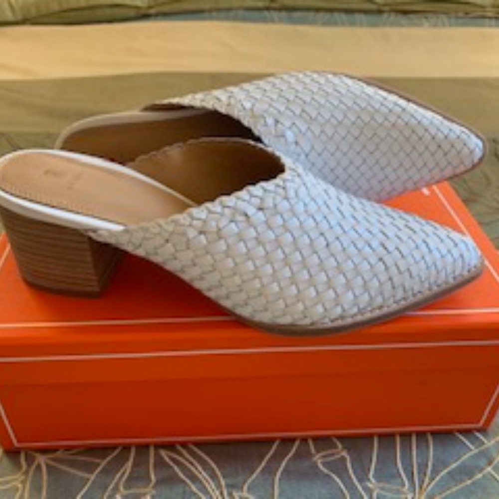 BILL BLASS WHITE WOVEN LEATHER MULE SIZE 7 ($238)